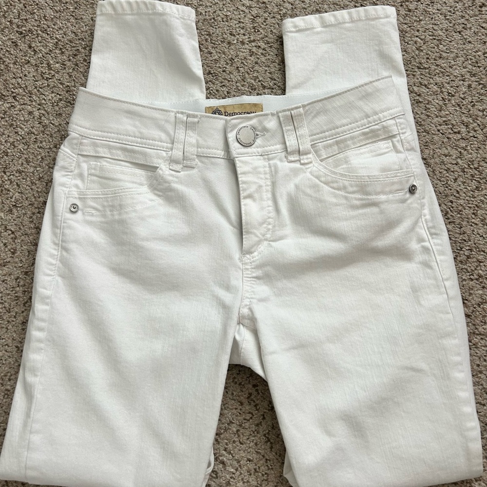 Democracy White Ankle Cropped Pants Fitted Silhouette
